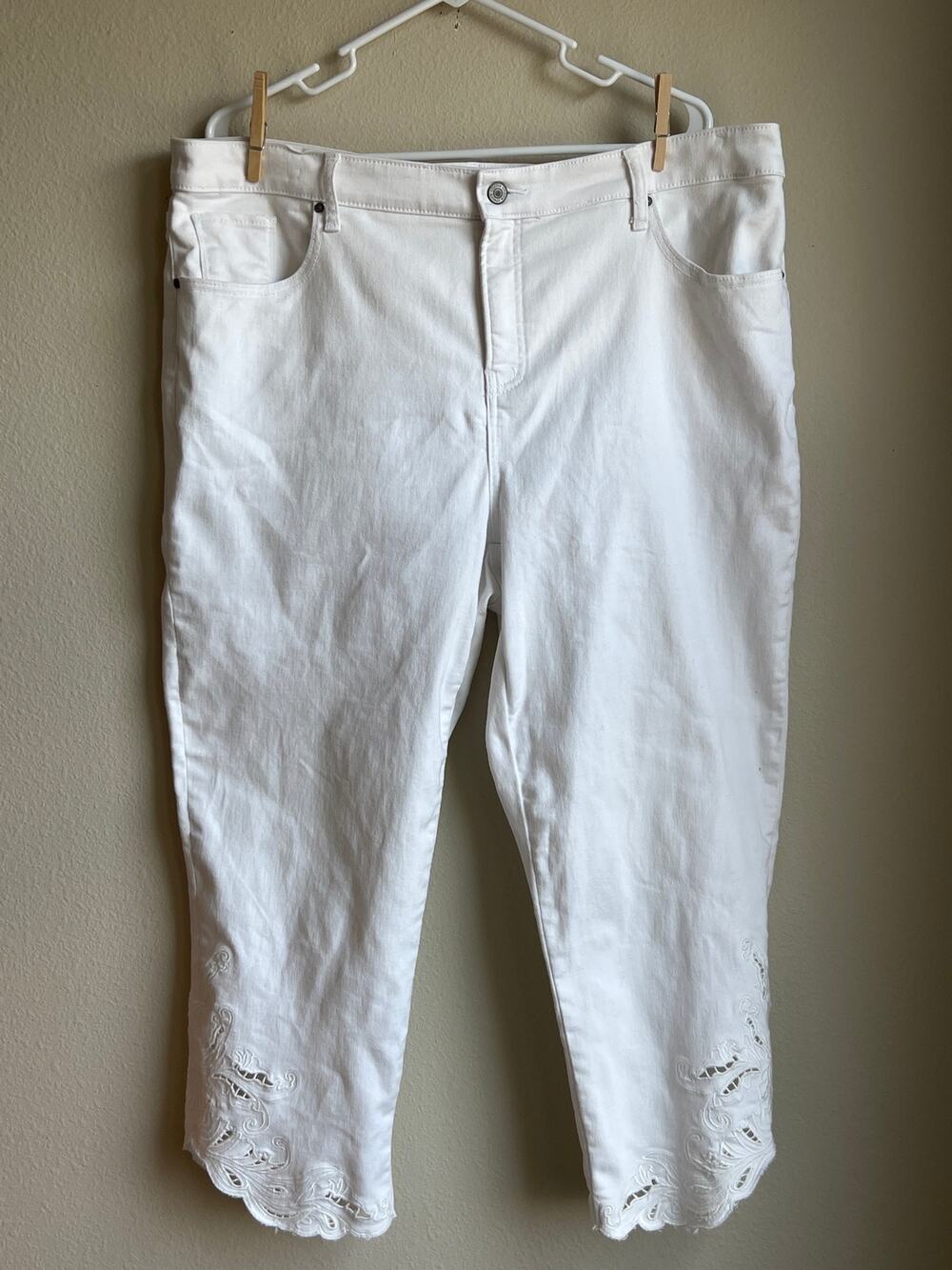 Chicos White Slim Crop Pants Embroidered Cutout Scallop Cuff Plus Size 18 /3.5